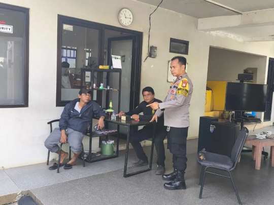 ANTISIPASI GANGGUAN KAMTIBMAS, BHABINKAMTIBMAS JATIKRAMAT INTENSIFKAN PATROLI DAN MONITORING LINGKUNGAN